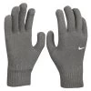 Nike Handschuhe Running/Laufen Swoosh Knit 2.0 (Strickhandschuhe) Grau - 1 Paar 1 Nike Handschuhe Running/Laufen Swoosh Knit 2.0 (Strickhandschuhe) Grau - 1 Paar -Sportausrüstung Nike 9317 32 084 Handschuhe 1200x1200 1