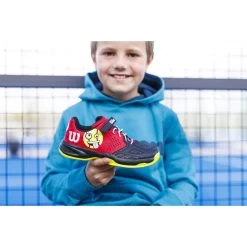 Wilson Tennisschuhe Kaos Emo Klett Allcourt 2023 Schwarz/rot Kleinkinder -Sportausrüstung Wilson WRS330430 Kaos Emo K WilsonRed Schuh202 1200x1200 1